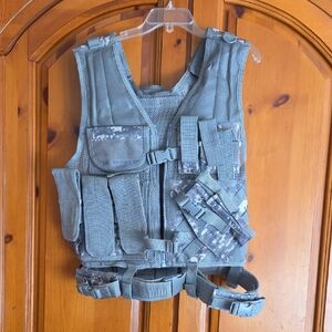 Tactical Vest in Digital Camo Vism
